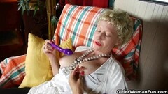 Horny granny dildos her cunt into a massive orgasm Thumb