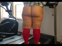 Amazingly thick Latina teen shows off her big booty in the gym for me. Thumb