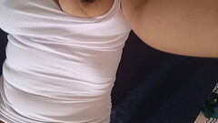 HIJASTRA EN EL BALCON TIENE CALOR Y SE LE VE SU CO&Ntilde_O MOJADO EL VECINO PERVERTIDO LA OBSERVA Y LA HIJASTRA SE DA CUENTA YTERMINA EN SU CAMA A SEGUIR CON SU DELICIOSA MASTURBACION Thumb