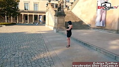 Deutsches normales nat&uuml_rliches M&auml_dchen von nebenan macht echtes blind date treffen auf der Stra&szlig_e Thumb