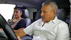 Aly le da una mamada ensalivada en el carro, es la mejor chupando verga! Thumb