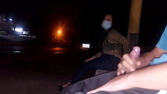 S&eacute_rio !! Eu corro o risco de colocar meu pau na frente dessa mulher esperando o &ocirc_nibus ... Como ela vai reagir? Thumb