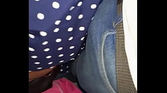 Acosado en la camioneta bus de pasajeros por una chica, roza su espalda y su brazo con mi bulto y pene Thumb