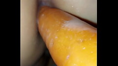 Estudiante lesbiana llega a la casa  muy caliente, ganan apuesta de meterme una zanahoria grande imaginando que es  un gran pene  delicioso. Thumb