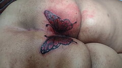 MARY BUTTERFLY refazendo a tatuagem do c&uacute_, marido ALEXANDRE  como sempre filmou tudo pra mostrar pra voc&ecirc_s verem e punhetarem.... Thumb