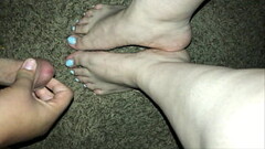 I give her sexy feet and toes a nice little cumshot Thumb
