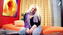 Reife deutsche Hausfrau mit Mega Eutern besorgt es sich selber Thumb