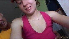 Il signore anziano scopa la ragazza bruna mentre fa ginnastica con la cyclette Thumb