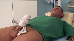 L&rsquo_infermiera bruna con belle tette naturali scopa il paziente dal cazzo grosso Thumb