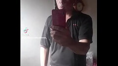 Marcandose la verga en el pantalon Thumb