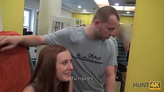 HUNT4K. Cocu pour de l'_argent permet au chasseur de baiser sa copine dans le gymnase vide Thumb