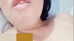Estoy sola en el departamento de mi hermanastro lo estoy esperando para que venga a culiarme , hasta mientras me masturbo y lo espero con leche caliente Thumb