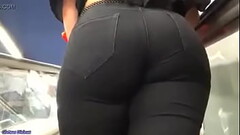 Frau steht auf der Rolltreppe und ich filme ihren arsch Thumb